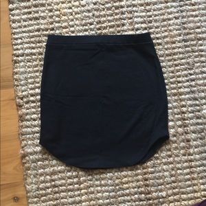 Fitted black skirt